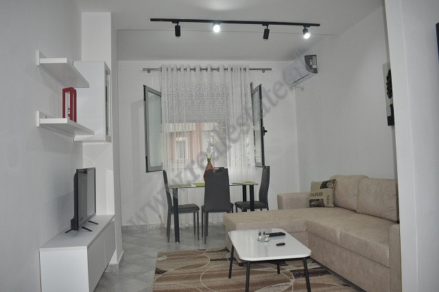 Apartament me qira ne rrugen Peti, ne Tirane.
Shtepia pozicionohet ne katin e 2 te nje pallati te r